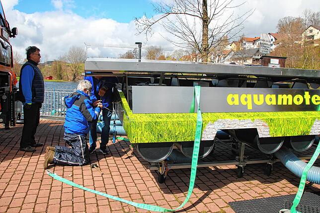 Letzte Handgriffe, bevor das Gerät auf das Wasser kann.