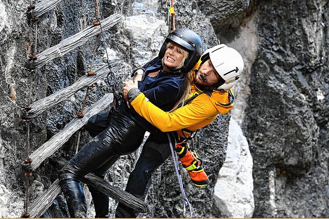 In letzter Sekunde kann Bergretter Markus (Sebastian Ströbel) Isabell Klett (Heidi Klum) retten.