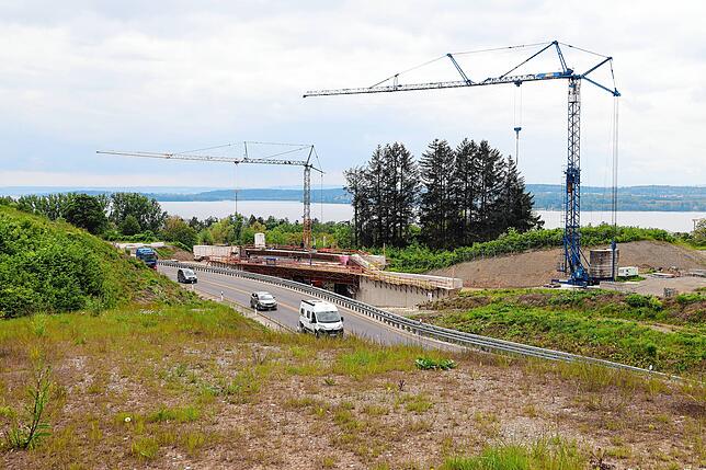 Die Baustelle von der Gegenseite mit Blick auf den See. Vorn die vorübergehende Straßenführung. Sie wurde November 2022 gebaut, damit ...