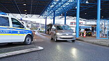 (Archivbild von 2019) Bundespolizisten kontrollieren regelmäßig Fahrzeuge am Grenzübergang Bietingen/Thayngen. Immer wieder gehen ihnen ...