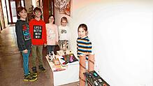 Die Mal- und Bastlerarbeiten aus dem Kinderhort werden bis zum 3. April im Furtwanger Rathaus ausgestellt. Foto: Stefan Heimpel