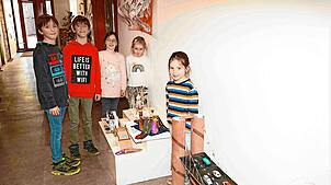 Die Mal- und Bastlerarbeiten aus dem Kinderhort werden bis zum 3. April im Furtwanger Rathaus ausgestellt. Foto: Stefan Heimpel