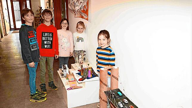 Die Mal- und Bastlerarbeiten aus dem Kinderhort werden bis zum 3. April im Furtwanger Rathaus ausgestellt. Foto: Stefan Heimpel