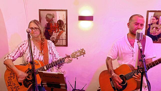 Unplugged-Musik gab es mit ACA-coustic im Torre Antica – Irish Pub.