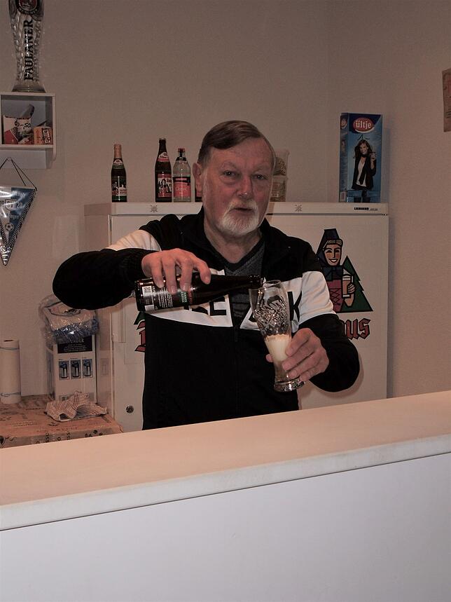 Klaus Blakowski ist auch für den Getränkeausschank im SVS-Vereinsheim zuständig.