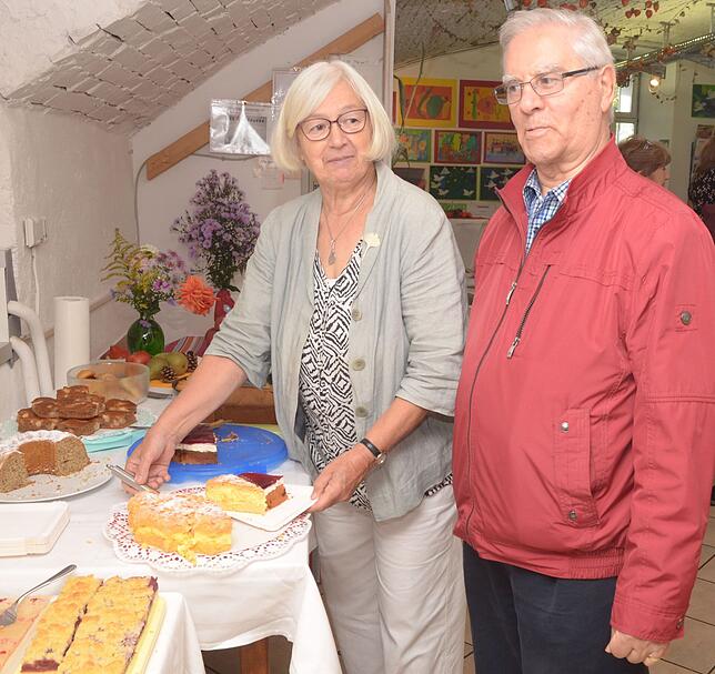 Kuchen für die Helfer der ersten Stunde: Renate Jürgensmeyer und Helmut Klinkhammer haben die Tafel von Anfang an unterstützt.