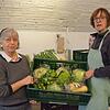 Christel Wieth (links) und Ursula Zorell-Hennig kümmern sich darum, dass sich arme Senioren gesund ernähren können &ndash; sofern sie ...
