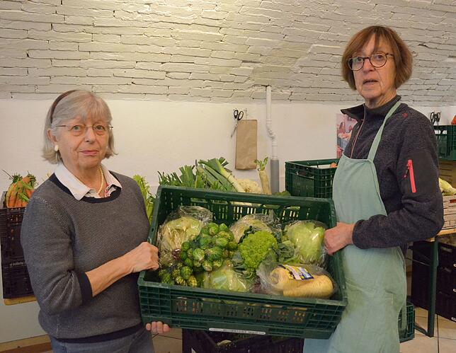 Christel Wieth (links) und Ursula Zorell-Hennig kümmern sich darum, dass sich arme Senioren gesund ernähren können – sofern sie ...