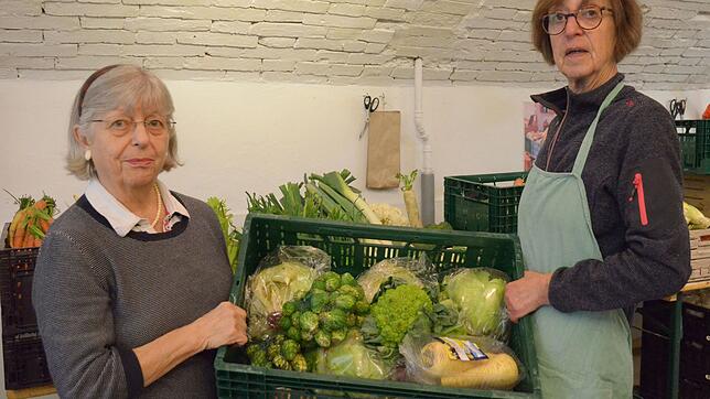 Christel Wieth (links) und Ursula Zorell-Hennig kümmern sich darum, dass sich arme Senioren gesund ernähren können &ndash; sofern sie ...