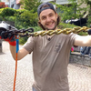 Reporter Esteban Waid probiert das Magnetangeln in Laufenburg selbst aus.