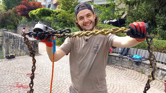 Reporter Esteban Waid probiert das Magnetangeln in Laufenburg selbst aus.