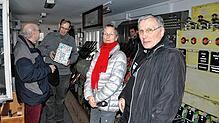 Fahrdienstleister Matthias Otto (2. von links) freut sich über die Geste des Villinger Eisenbahn-Clubs. Dessen Vorsitzender Wolfgang ...