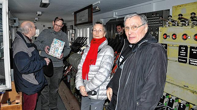 Fahrdienstleister Matthias Otto (2. von links) freut sich über die Geste des Villinger Eisenbahn-Clubs. Dessen Vorsitzender Wolfgang ...