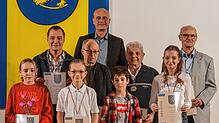 Waren bei der Landesmeisterschaft Blasrohr erfolgreich (vorn, v.l.): Lina Rieger, Linus  Hägele, Lias Schieron und Nina Weber vom ...