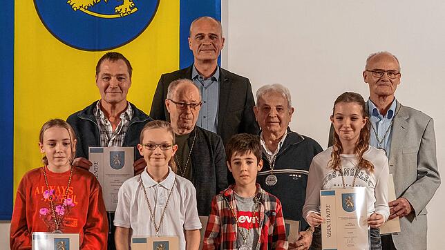 Waren bei der Landesmeisterschaft Blasrohr erfolgreich (vorn, v.l.): Lina Rieger, Linus  Hägele, Lias Schieron und Nina Weber vom ...