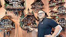 Uwe Kammerer in seinem Ausstellungsraum. Hier reiht sich eine Schwarzwälder Kuckucksuhr an die andere. Fotos: Markus Reutter
