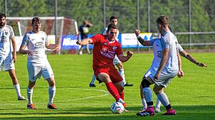 Späte Erlösung: Der Egginger Louis Schanz (Mitte) sorgte kurz vor Schluss für das verdiente 2:2 im Abstiegsspiel gegen die „Zweite“ des ...