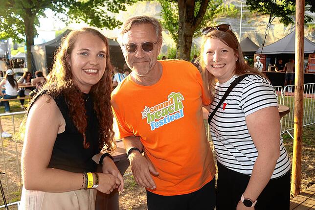 Bild 11: 1000 Besucher feiern eine Beachparty im Uferpark