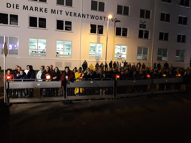 Als das Konzert drinnen zu Ende ist, harren draußen immer noch rund 100 eingefleischte Fischer-Fans vor dem Festzelt aus. „Schade, ...