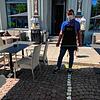 Der korrekte Abstand der Tische ist wichtig: Oscar&lsquo;s-Chef Osman Duygu misst nach. Ein Praxistest hat jüngst gezeigt, dass in ...