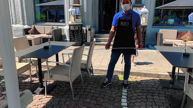 Der korrekte Abstand der Tische ist wichtig: Oscar&lsquo;s-Chef Osman Duygu misst nach. Ein Praxistest hat jüngst gezeigt, dass in ...