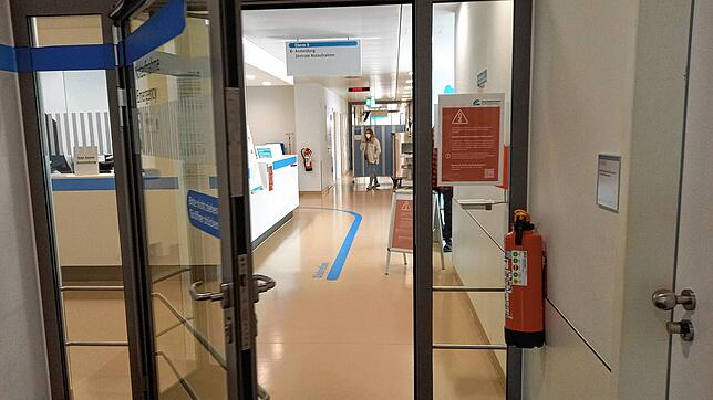 Hier geht es im Konstanzer Klinikum nicht nur zur Notaufnahme, sondern an den Wochenenden auch in die Notfallpraxis, die dieselben ...