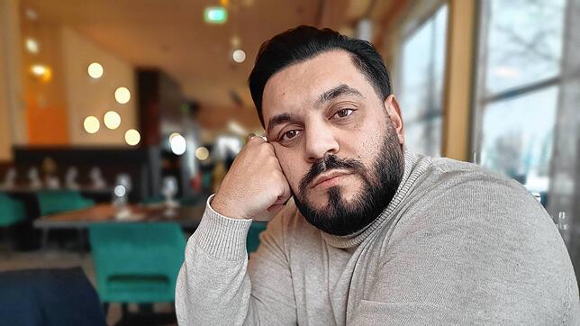 Urim Osmani aus Allensbach grübelt über den Unfall bei Süßenmühle nach, als Ersthelfer fühlte er sich überfordert.