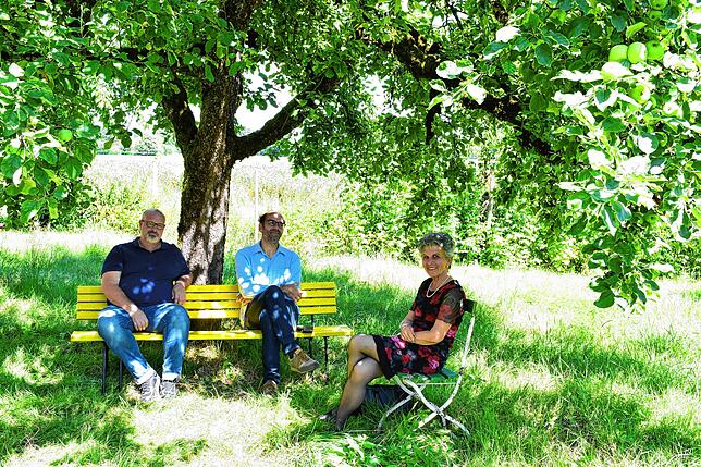 Auf der gelben Bank unter dem Apfelbaum vor dem historischen Forsthaus heißt es, „Auszeit nehmen vom Alltag“. Gastgeber ...