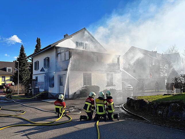 Im Dorfladen in Nesselnbach im Kanton Aargau, südlich von Baden, ist Feuer ausgebrochen. Die Feuerwehr bringt den Brand schnell unter ...