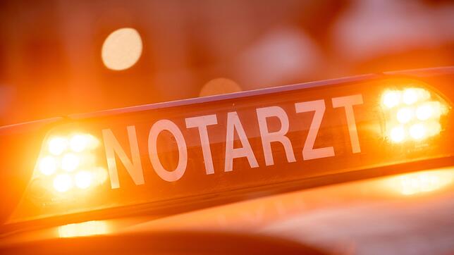 Ein 58-jähriger Lkw-Fahrer fährt auf ein Stauende auf und stirbt (Symbolbild).