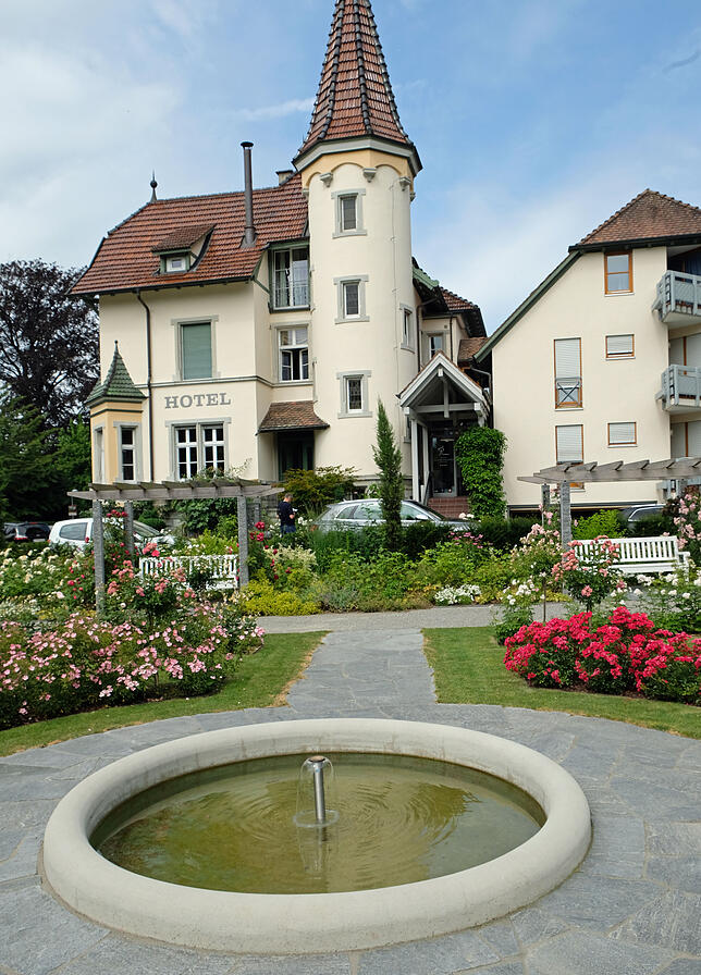 Die Wegeführung wurde in Abstimmung mit der Denkmalpflege beibehalten, wie sie Johann Baptist Hoch 1939 konzipiert hatte.