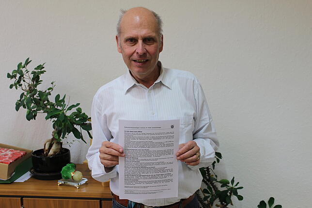 Der Donaueschinger Realschulrektor Gerhard Lauffer zeigt eine spezielle Aufgabe für Schüler, die ihr Handy unerlaubt benutzen.