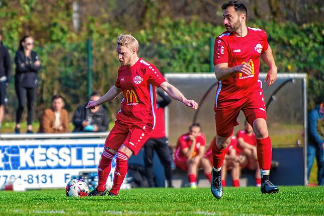 Glücklos: Matthias Wehrle (links) und Rouven Rünzi unterliegen mit dem FC Wallbach im &bdquo;Sechs-Punkte-Spiel&ldquo; gegen den TuS ...
