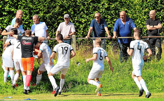 Bild 5: Enttäuschte Radolfzeller, jubelnde Villinger: Die besten Bilder vom Showdown in der Verbandsliga