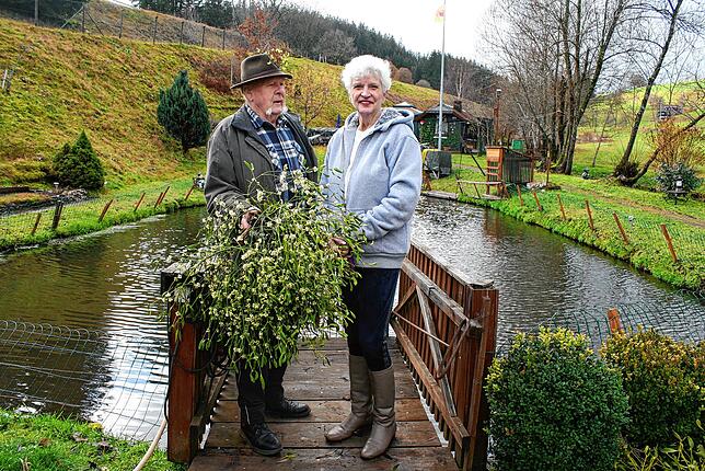 Dietmar Birk mit seiner Frau Ingrid und einer glücksbringenden Mistel.