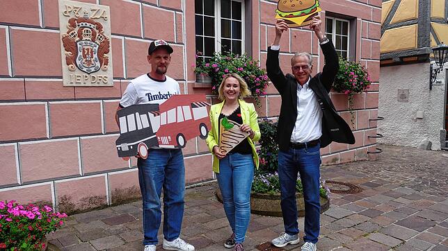 Die Freude auf den zweiten Streetfood-Markt in Engen ist groß: Veranstalter Markus Fetscher (von links), Aline Herzog vom Kulturamt und ...