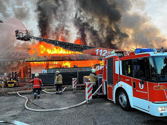 Ein Brand in der Nähe des Bahnhofs in Pratteln, legt den Zugverkehr zwischen Basel und Zürich am Morgen des 21. August 2023, lahm.
