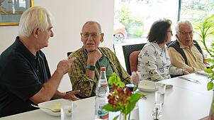 Charles Nestelhut (links) nutzt die Zeit zwischen Suppe und Hauptgang, um mit dem neuen Gast Wolfgang Gleichauf ins Gespräch zu kommen. ...