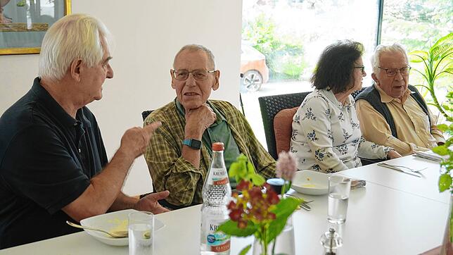 Charles Nestelhut (links) nutzt die Zeit zwischen Suppe und Hauptgang, um mit dem neuen Gast Wolfgang Gleichauf ins Gespräch zu kommen. ...