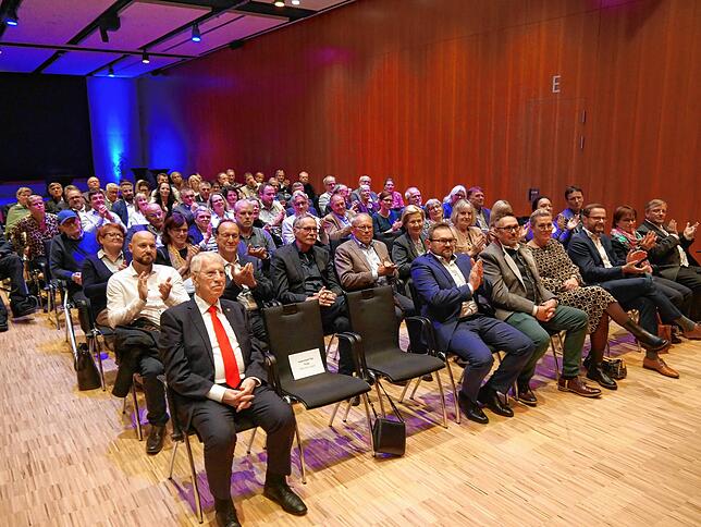 Für das Engagement der neuen und alten Stadt- und Ortschaftsräte gab es in der Stadthalle Applaus.
