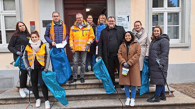 1200 Teilnehmer sind in Bad Säckingen bei der Stadtreinigung unterwegs. Unser Bild zeigt die Stadtverwaltung, die sich auch an der ...