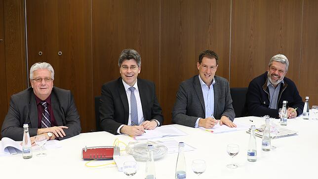 Bei der Vertragsunterzeichnung (von links): Martin Benz (Bürgermeister Hohentengen), Landrat Martin Kistler, Felix Stiegeler ...