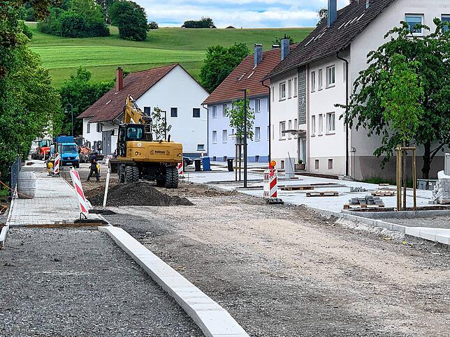 Noch rollt der Bagger, aber schon im September soll die Straße durch die Ortsmitte fertig werden.