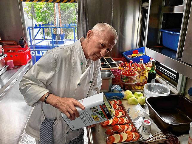 Polizeihauptkommissar Werner Amberger beim Kochen in einer der beiden Einsatzküchen.