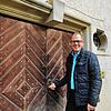 Der Mühlinger Bürgermeister Thorsten Scigliano steht an der Eingangstür des Schlosses. Nun ist es im Besitz der Gemeinde.