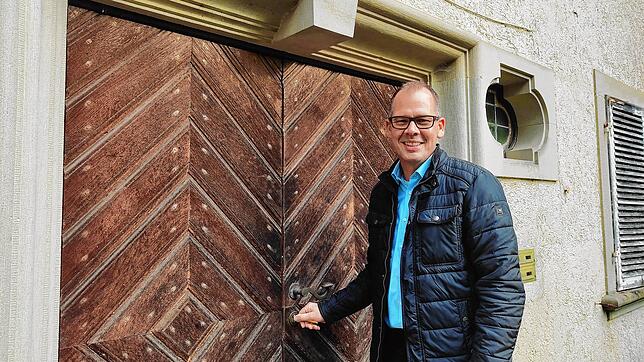 Der Mühlinger Bürgermeister Thorsten Scigliano steht an der Eingangstür des Schlosses. Nun ist es im Besitz der Gemeinde.