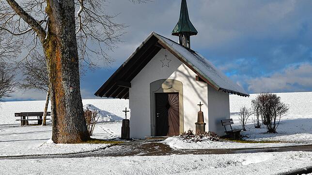 Winterlich zeigte sich kürzlich die Heubach-Kapelle bei Nöggenschwiel. Die Schneemenge kann mit der von vor 70 Jahren aber nicht mithalten.