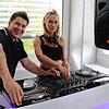 Cevdet Beser alias DJ Jeff zeigt Miray Fischer in seiner DJ-Schule, wie das technische Equipment und die Effekte funktionieren.