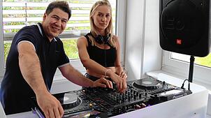 Cevdet Beser alias DJ Jeff zeigt Miray Fischer in seiner DJ-Schule, wie das technische Equipment und die Effekte funktionieren.