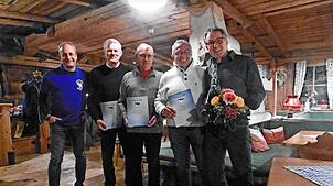 Mike Mauscherning mit den Geehrten Rolf Schmieder, Wolfgang Zimmermann und Markus Dold sowie Rolf Kürner, der seit 25¦Jahren den Vorsitz ...